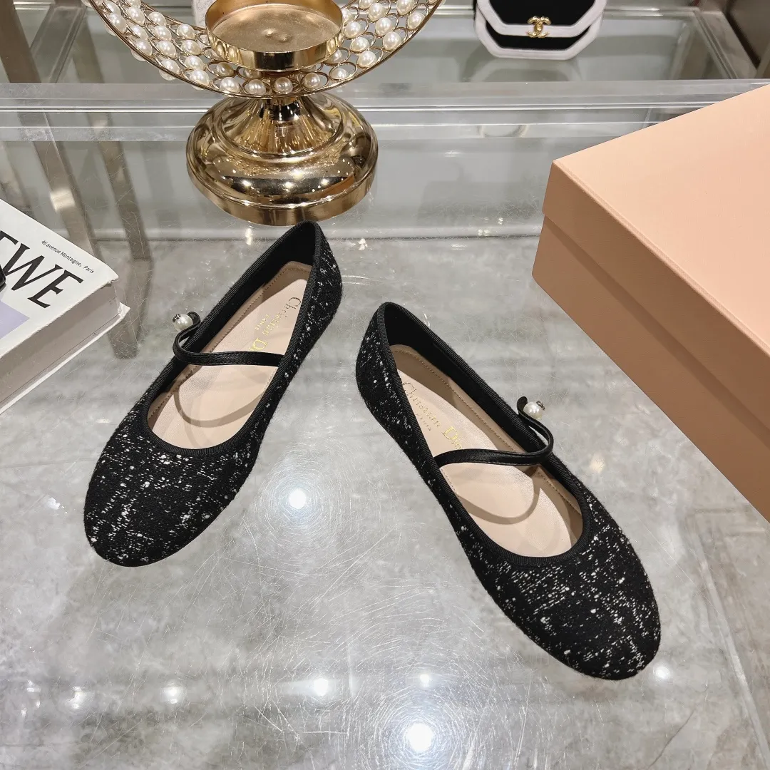 👟👟Ex-factory price 520👟👟 "Exclusive top version" Dior*Dior ✅2024vs spring and summer new series... [Round toe single shoes with small pearls] Original purchase and development! The last details of this shoe are perfectly restored 💐 The upper is made of special material and the inner padding is made of delicate lambskin. You can see the quality by looking at the details in real photos. It is a versatile style for little ladies and a lady. It is a stunning shoe at first glance... I love it. The genuine leather outsole imported from Italy has a five-pointed star logo! 35-39 (34.40 customization is non-refundable) Packaging: Original full set of packaging ☀The color official website is updated simultaneously